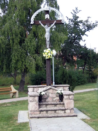 Neobarokový kamenný kríž